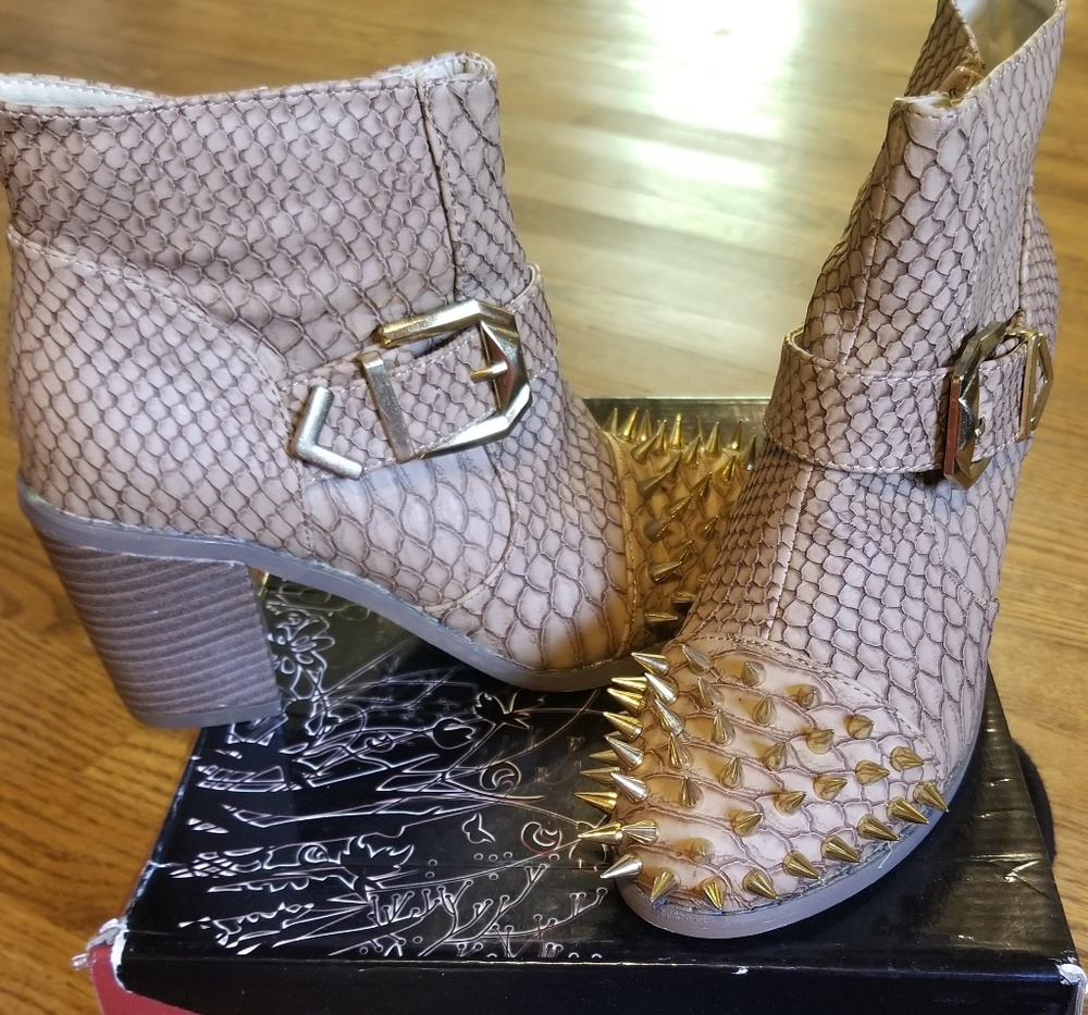NWOT Liliana spiked booties